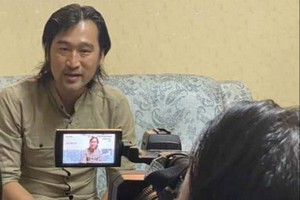 華人歌星、音樂家畢寶藤接受越南之聲廣播電台採訪。