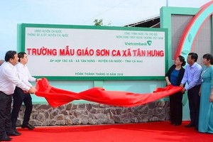 國會主席阮氏金銀（右三）出席“百靈鳥”幼兒園工程落成揭牌儀式。（圖源：日胡）