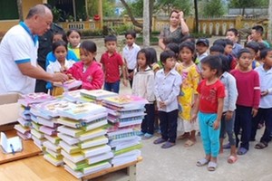 中部災區小學生們有條不紊地排隊領取文具。