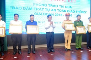 市人委會主席阮成鋒（中）向“2018-2020年階段確保交通秩序安全”競賽運動中取得出色成績的個人頒發獎狀。（圖源：高昇）