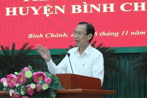 市人委會常務副主席黎清廉在與平政縣選民接觸會上發言。（圖源：梅花）