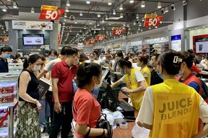 廣大市民紛紛前往各大商場和超市選購“黑色星期五”促銷品。（圖源：梅花）