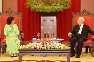 黨中央總書記、國家主席阮富仲（右）接見古巴共和國駐越南特命全權大使利亞尼斯‧托里斯‧里韋拉。（圖源：智勇）