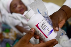 在布基納法索首都瓦加杜古的一家醫院裡，一名艾滋病毒呈陽性的婦女正在為她三天大的嬰兒接受藥物治療。（圖源：聯合國）