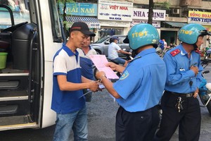 職能力量在檢查違規合同客車。（圖源：秋紅）