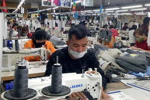 新冠肺炎疫情對企業造成極大的負面影響，工人的收入也隨之下降。（示意圖源：互聯網）