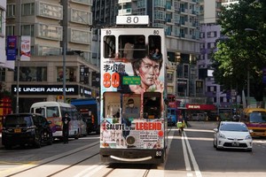 11月27日是已故功夫巨星李小龍誕辰80週年的日子，全球首創的“李小龍主題電車”在香港灣仔街頭行駛，車身繪有李小龍形象和李小龍故居等元素。（圖源：互聯網）