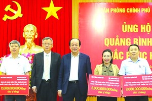 政府辦公廳主任梅進勇部長（中）與寶成國際集團協理蔡汶宗（左二）向中部三省捐贈60億元賑濟款項。（圖源：VGP）