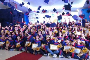 從承天-順化省至金甌省大學入學成績名列榜首的85名大學生合影留念。（圖源：清雄）