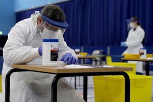 英國國家醫療體係發現錯誤後，已立即通知收到錯誤報告的人，並要求他們再做一次冠病檢測。（圖源：路透社）