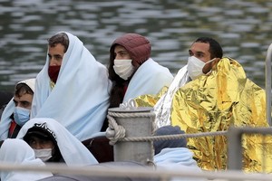 邊界部隊移送非法移民，至英格蘭多佛（Dover）港口。（圖源：AP）