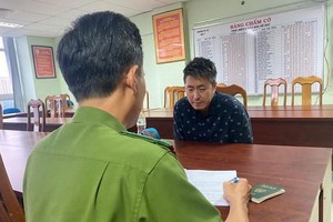 殺人嫌犯 Jeong In Cheol 在公安派出所向調查員供述自己的犯罪過程。（圖源：黃英）