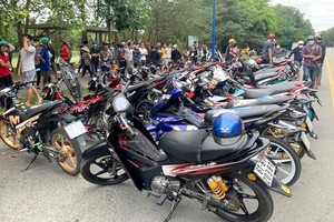 被暫時扣押的摩托車和飆車騎士。（圖源：清嬌）