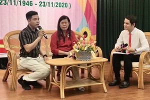 紅十字會主席黎氏寶莊（左二）與華青曾廣健（左一）正在交流。