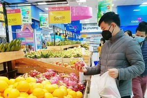 消費者在超市選購水果。（示意圖源：互聯網） 