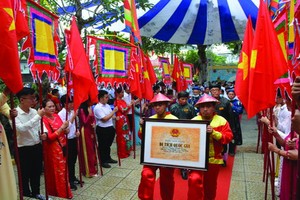 鈴東神廟國家級藝術建築遺跡證書迎接儀式現場一瞥。