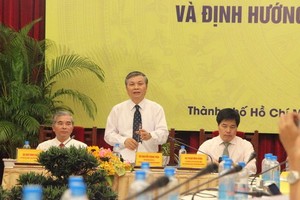 內務部副部長阮仲丞（中）在科研會上發言。（圖源：梅花）