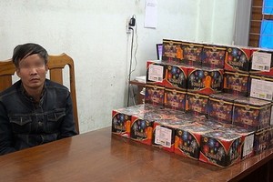 被扣押的阮進中與非法買賣鞭炮物證。（圖源：浩然）