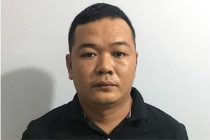 被抓獲的歹徒團夥頭目黃明忠。（圖源：警方提供）