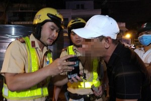 交警對駕車者檢測酒精濃度。