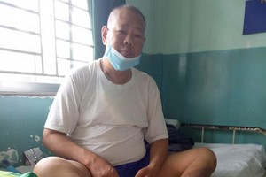 周國勇在安平醫院接受醫治。