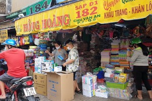 在朱文安街一帶的口罩產品攤位尚有存貨，但主要是賣寶玲品牌，大人小孩口罩都有，每盒4萬元。