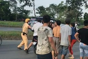 一名執勤交警遭毆打（紅圈示）。（圖源：視頻截圖）