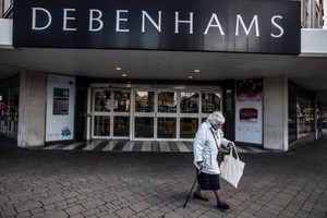 一名老婦經過英國零售業巨頭德本漢姆專賣店。（圖源：The Guardian）