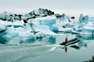 冰島的傑古沙龍冰河湖（Jökulsárlón）由冰川融水自然形成，大塊的海冰不斷從消融的冰川上落下，冰河湖的面積正在擴大。（圖源：聯合國）