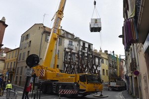 當地時間12月1日，法國西南部佩皮尼昂，法國緊急醫療援助服務的醫生將一名患有病態肥胖症的男子從家中用起重機吊到一樓。（圖源：互聯網）