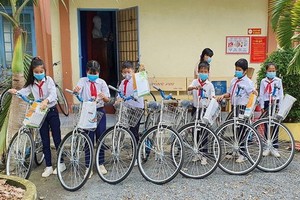 楊明州縣清貧好學生喜獲贈送嶄新自行車。