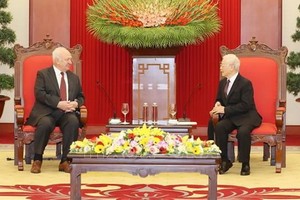 黨中央總書記、國家主席阮富仲（右）接見俄羅斯駐越南大使康斯坦丁·弗努科夫。