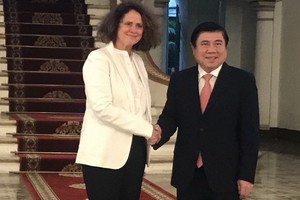 市人委會主席阮成鋒（右）接見世銀駐越南新任首席代表卡羅琳‧特克。（圖源：元幸）