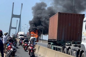 牽引車自燃現場。（圖源：四貴）