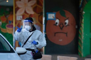 美國農貿市場的“得來速”式新冠病毒檢測站向市民提供檢測服務。 （圖源：互聯網）