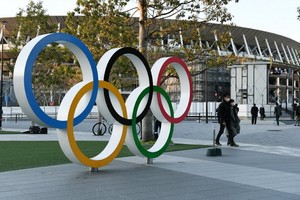 東京都新宿區的奧運五環塑像。（圖源：Nikkei）