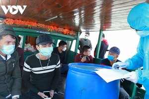 職能力量對從中國澳門入境越南而有逃避醫療隔離行為的8人錄取供述並作筆錄。（圖源：VOV）