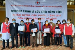 阮國雄副主席(左六)親臨問候及向新藍香鄉 災民贈送禮物。