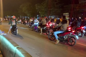 12月7日凌晨3時30分，上百名飆車青年紛紛聚集在平政縣黎明春鄉燦橋附近路段的陳文饒街，公然攔路作為“自發性賽車場所”。（圖源：TTO）