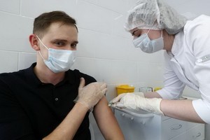 俄羅斯莫斯科，一名男子接種新冠疫苗。（圖源：Getty Images）