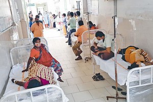 感染神秘疾病的患者在埃盧魯市醫院治療。（圖源：互聯網）