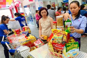 超市服務員為顧客包裝春節禮品籃。（圖源：Co.opmart）