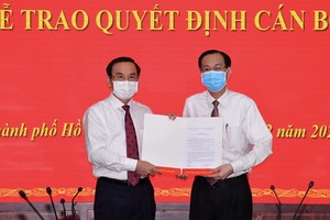 黎清廉同志（右）從市委書記阮文年手中接過人事委任《決定》。（圖源：越勇）