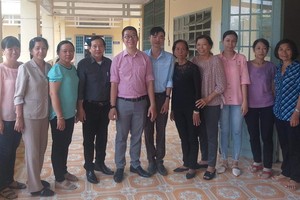 市人文社科大學中國語文系副主任張家權(左五)與滀臻省老師合影。