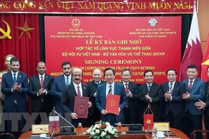 越南內務部同卡塔爾文化與體育部舉行有關青年領域合作備忘錄簽署儀式。（圖源：越通社）