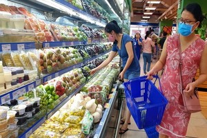 市商業合作社聯盟確保春節前後3個月商品供應充足。圖為消費者在超市選購商品。（圖源：梅花）