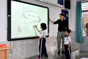 新富郡新山二小學師生正在實施智能教育的先進、融入、前提學校模式的一節課。