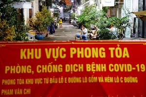 疫情期間，從速追蹤排查、隔離所有與確診病例接觸的人是有效防止社群感染的措施之一。