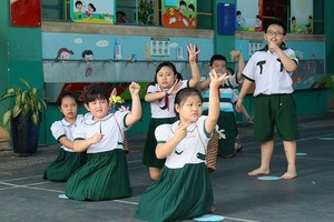 圖為本市第一郡梁世榮小學校學生們在老師的指導下排練文藝節目。