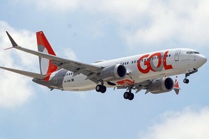 當地時間12月9日，巴西Gol航空公司的一架波音737MAX降落在巴西阿雷格里港的Salgado Filho機場。（圖源：Getty Images）